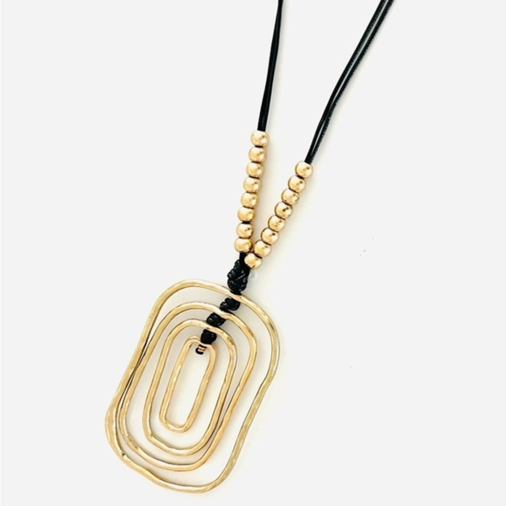 Elegant Gold Pendant Necklace
